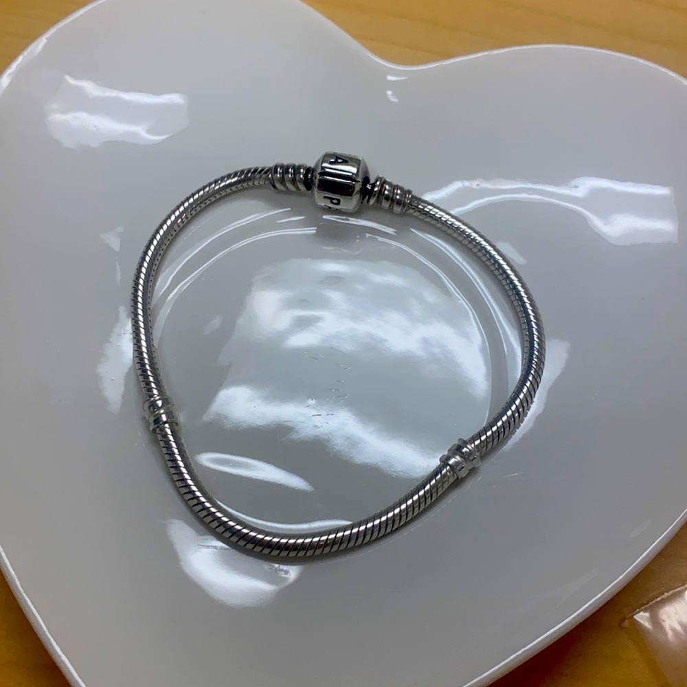 Silver traditional Pandora bracelet - size 18cm. Will come w/ non-tarnish pouch